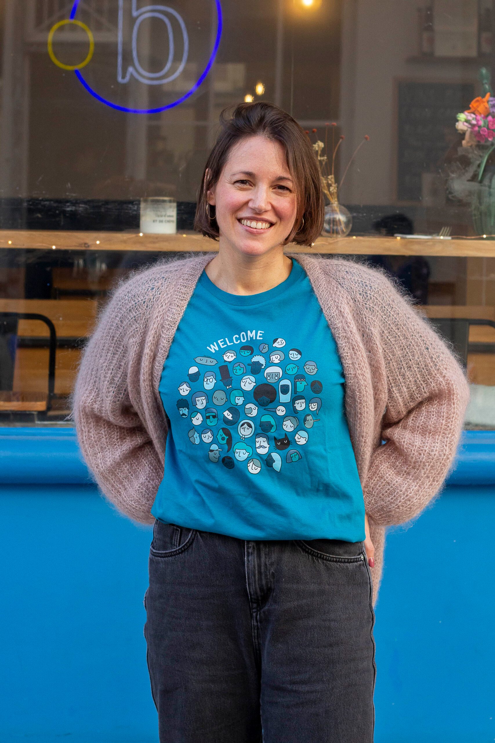 Boutique-Cimade-(c)CharmaineSoares-BD-7468 T-shirt UNISEXE "Welcome" – Image 2